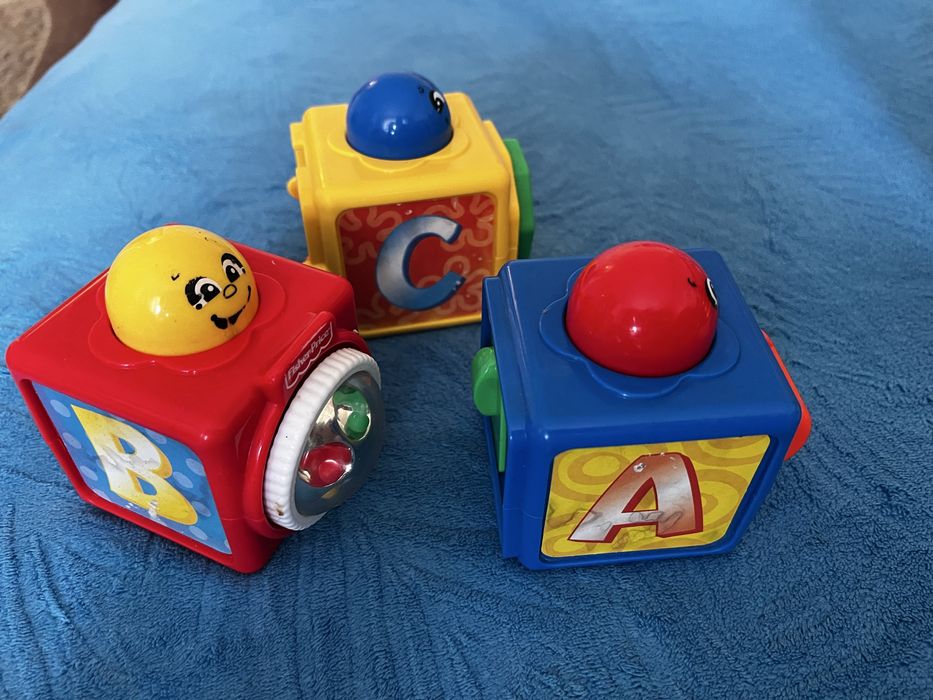 Іграшки, пірамідки, кубики