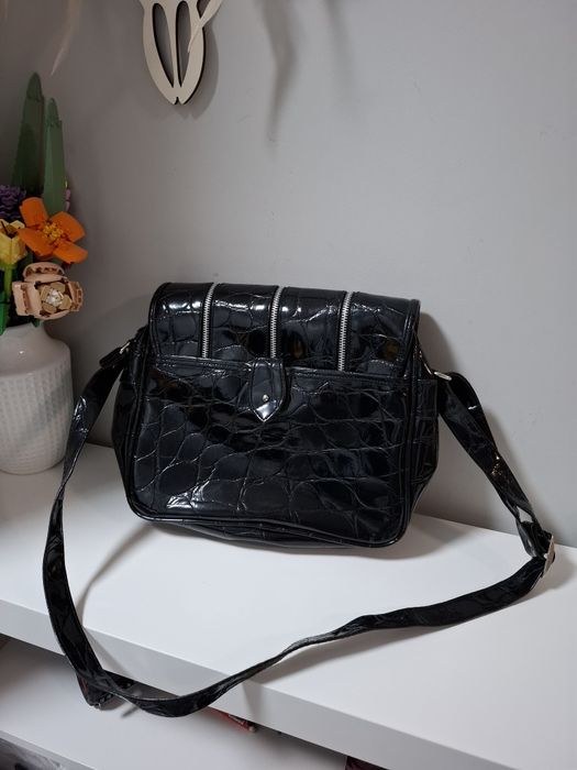 Lakierowana torba na ramię