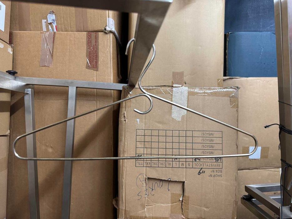 Cabides de madeira, de metal e mistos