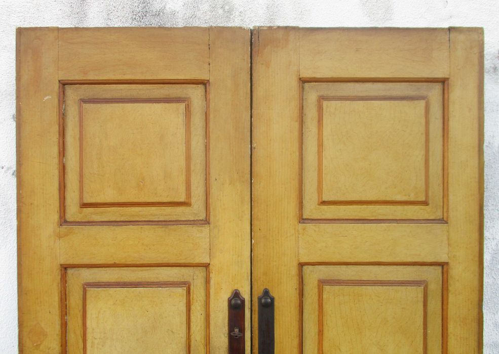 Antigas portas de interior em madeira com pintura