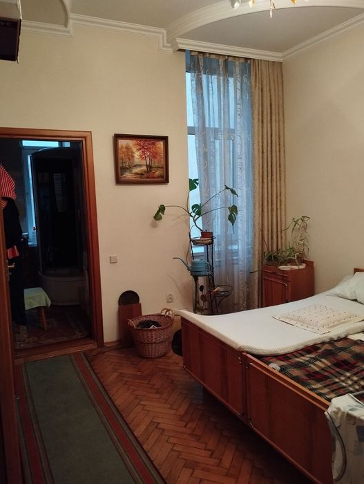 Дві вільні кімнати (господиня мешкає в третій) центр  міста.