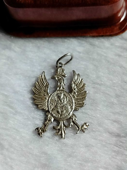 Srebrna zawieszka patriotyczna z Matką Boską