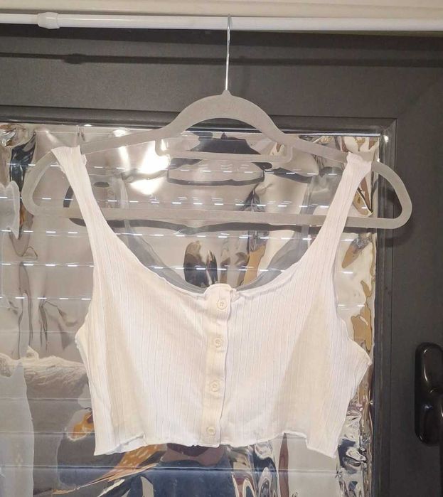 Top branco de manga caveada