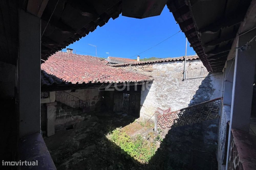 Moradia T4 para Reconstrução em Soutelo
