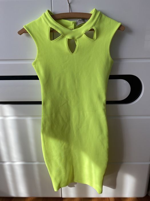 Nowa neonowo żółta sukienka na ramiączkach z ozdobnym dekoltem i tyłem