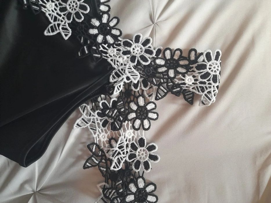 Vestido preto com alças detalhadas