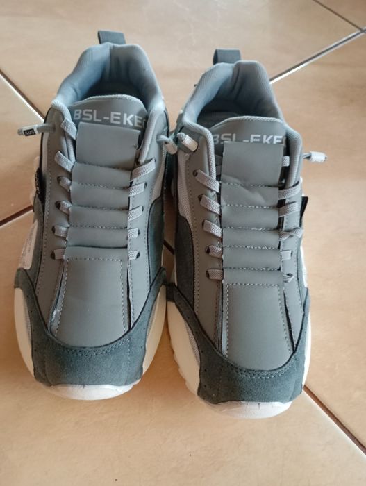 Sprzedam szare buty