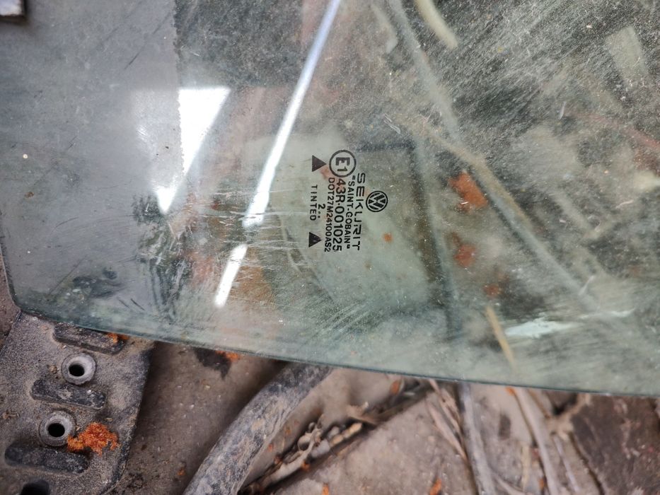 Скло передніх дверей