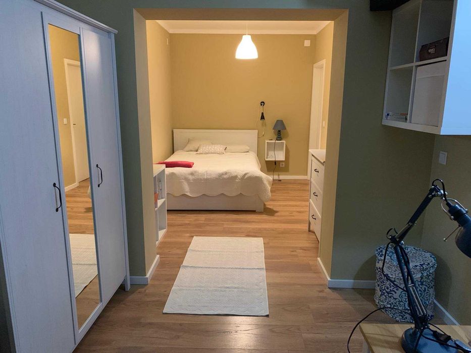 Apartamento com 6 grandes quartos, duas casas de banho completas, sala cozinha em open space.