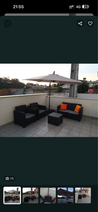 Sofás exteriores, guarda sol grande e bases de peso