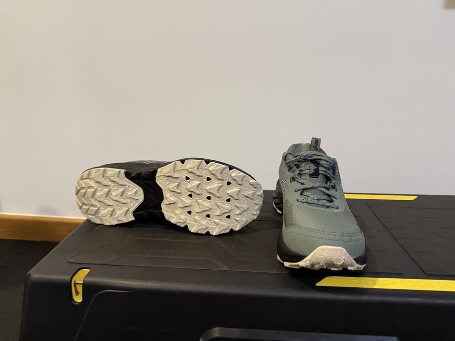 2 pares de tenis novos. Asics e adidas