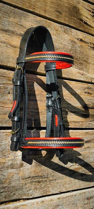Уздечка на коня вуздечка кантарка оголовье на лошадь кінь збруя.