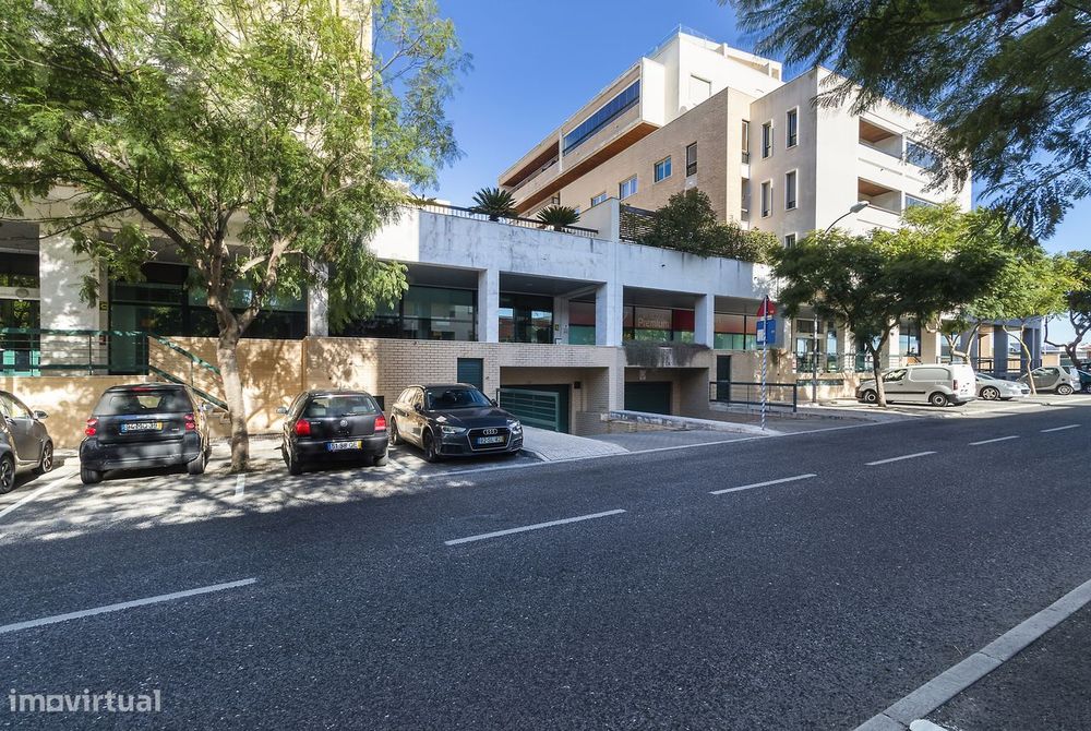 Vende-se Loja em Queijas - Excelente Oportunidade Comercial!