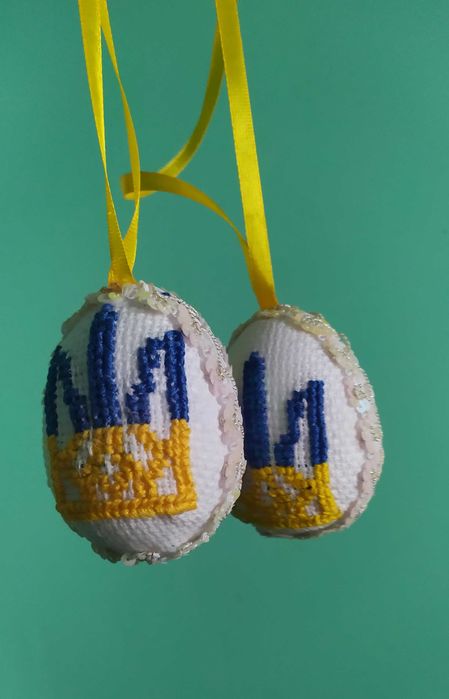 Писанки на стрічках в українському стилі