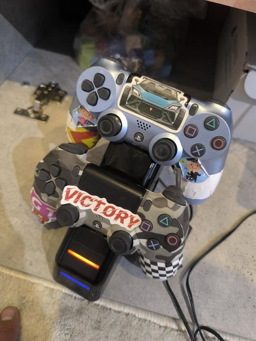 PS4 pro 1 T z grami widocznymi na zdjęciu