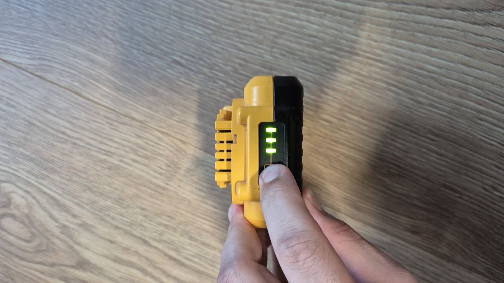 Шуруповерт Dewalt DCD791 в  комплекті з АКБ і зарядним