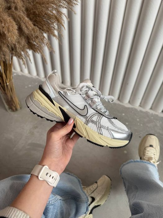 Nike Runtekk V2K White Silver трендові жіночі кросівки найк рантек