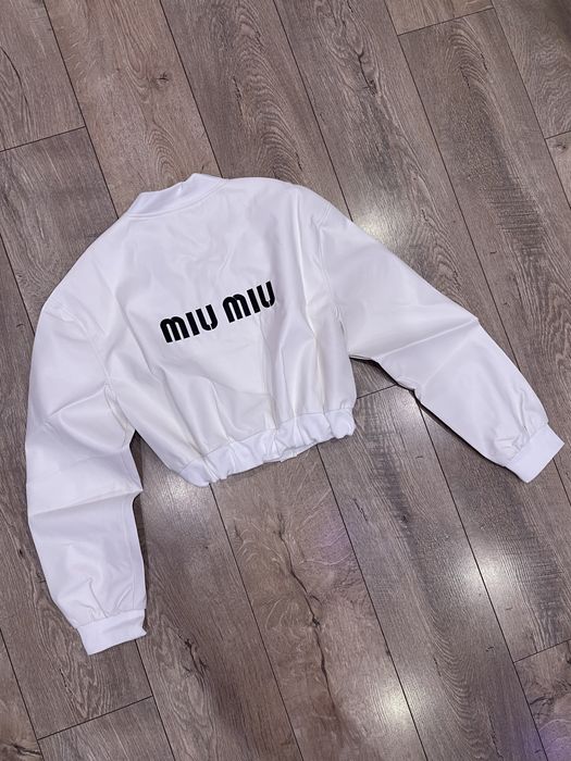 Жіноча весняна біла шкіряна куртка бомбер на кнопках Miu Miu