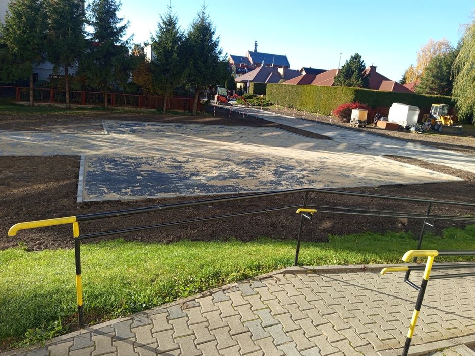 Układanie kostki brukowej, montaż ogrodzeń