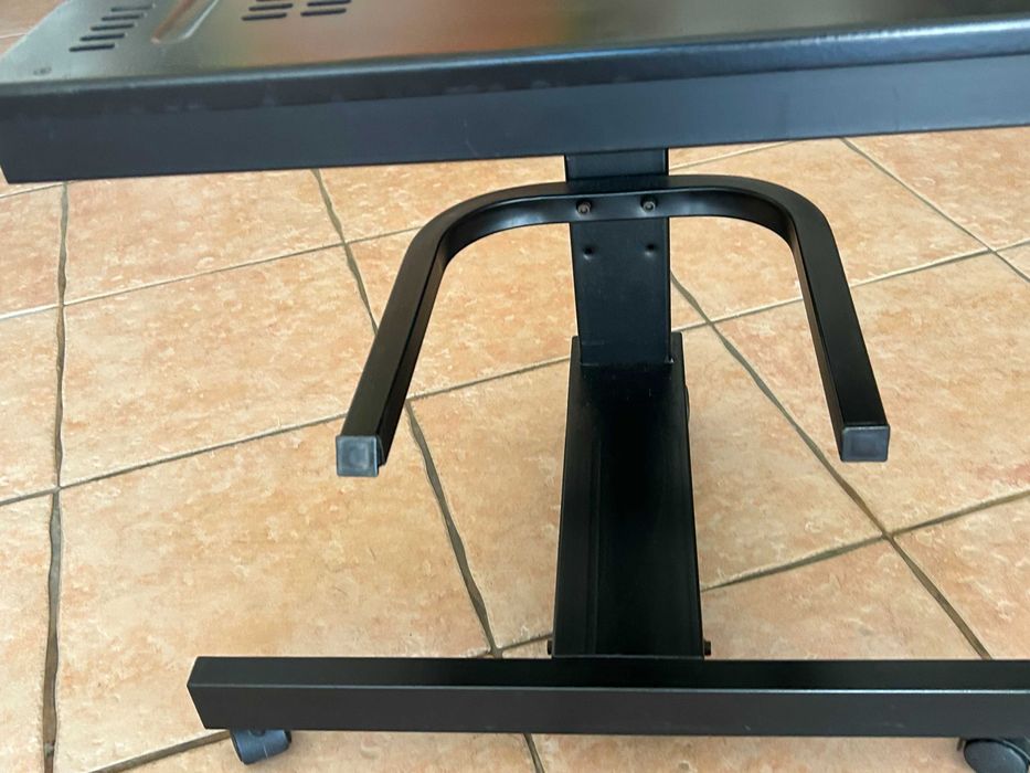 Movel de metal com rodas para TV