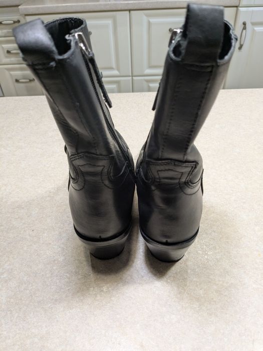 Шкіряні казаки Zara