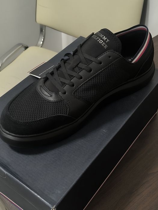Tommy Hilfiger..