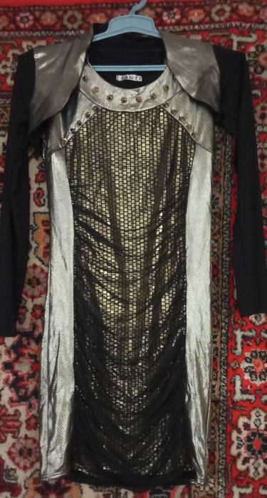 Сукня червона і чорна