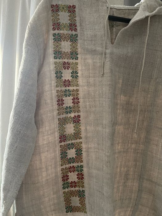 Легка кофта вишиванка із капюшоном з конопляної тканини ручної роботи