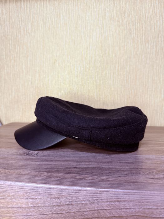 чорний стильний берет