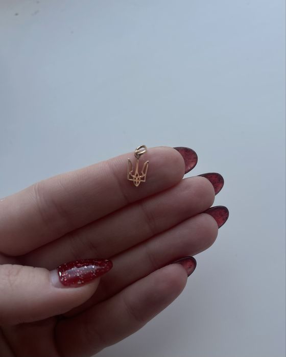 Золотий кулон герб