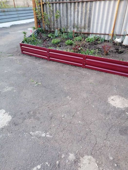 Грядки високі теплі  в теплицю.  Альпійська гірка з металу.   Клумба