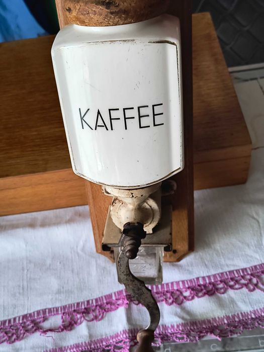 stary młynek do mielenia kawy ale nie tylko/porcelana