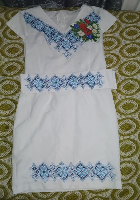 Вишите бісером жіноче плаття, вишите плаття.

Вишите бісером