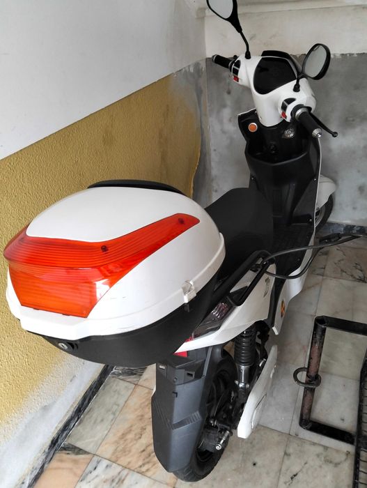 Mota eléctrica com baterias novas