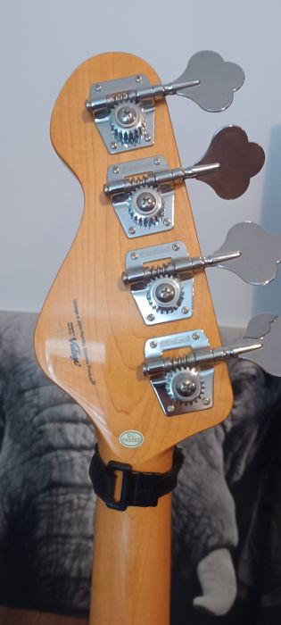 Gitara basowa Vintage reissued v4 bass