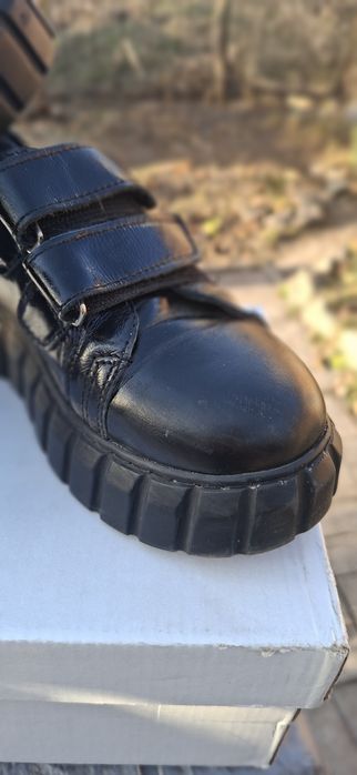 Стильні лаковані кросівки фірми Bayrak  31 розміру