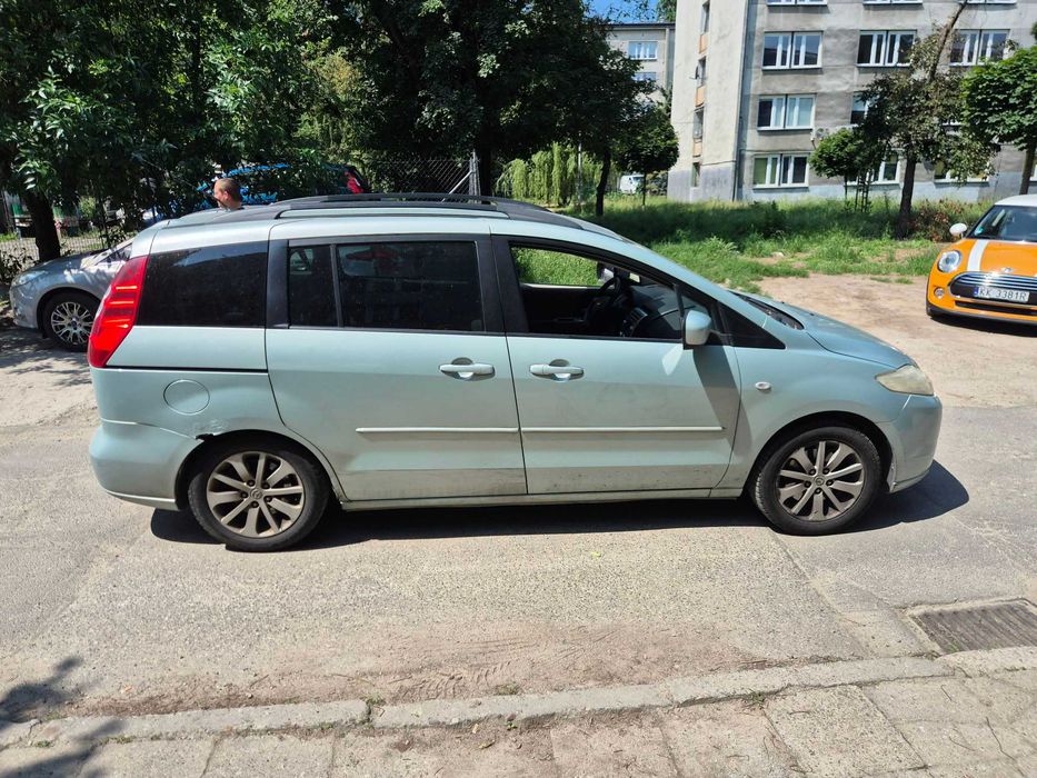 samochód mazda 5