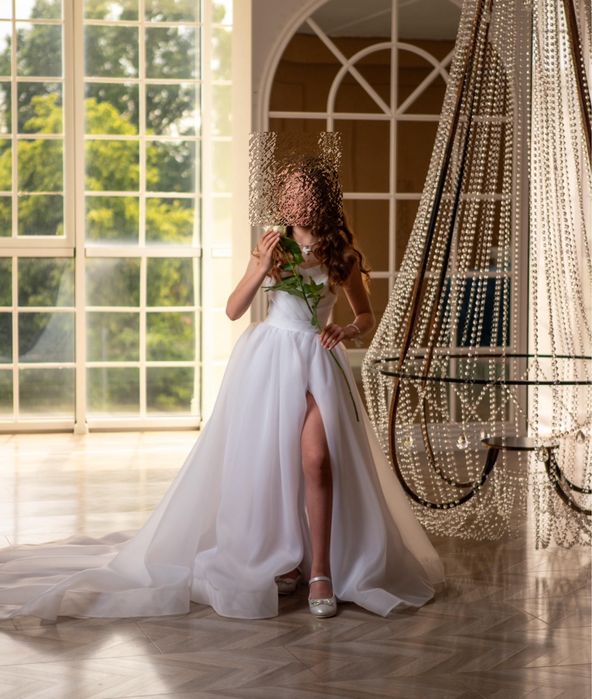 Сукня для дівчинки зі шлейфом