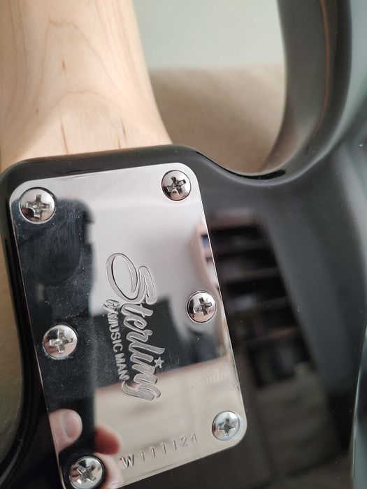 Sterling gitara basowa lub zamiania