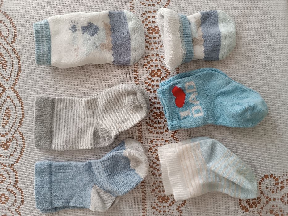 9 pares de meias 3 -12 meses, inclusive pares antiderrapantes.