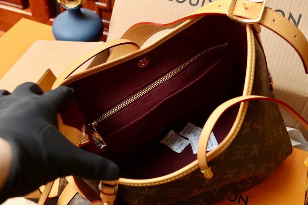 Bolsa Louis Vuitton Monogram Marrom com Bolsa Interna e Alça de Ombro