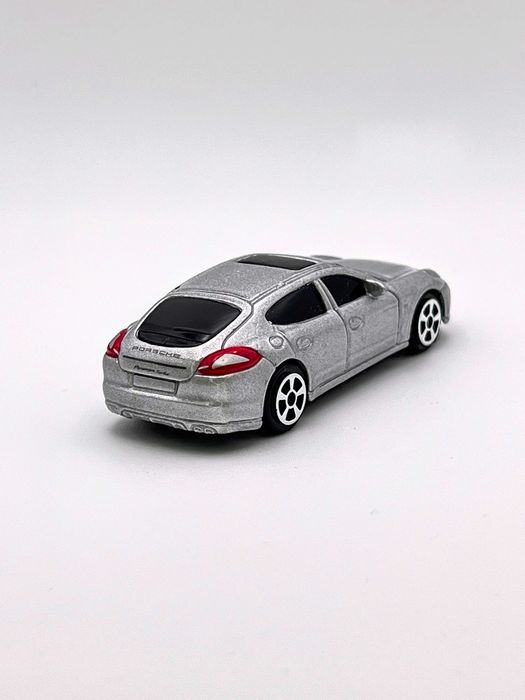 Porsche Panamera Turbo Prateado 1:64 (Maisto Fresh Metal 2010)