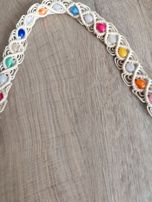 Pasek sznurkowy z kolorowymi koralikami