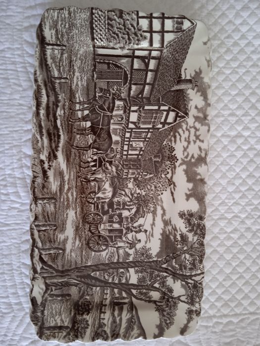 Travessa pintada à mão de origem britânica.