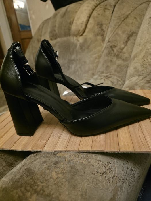 Чорні туфлі з гострим носиком