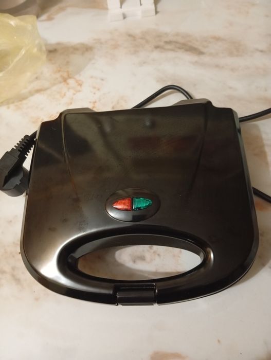 Электрическая вафельница HOME 4U.