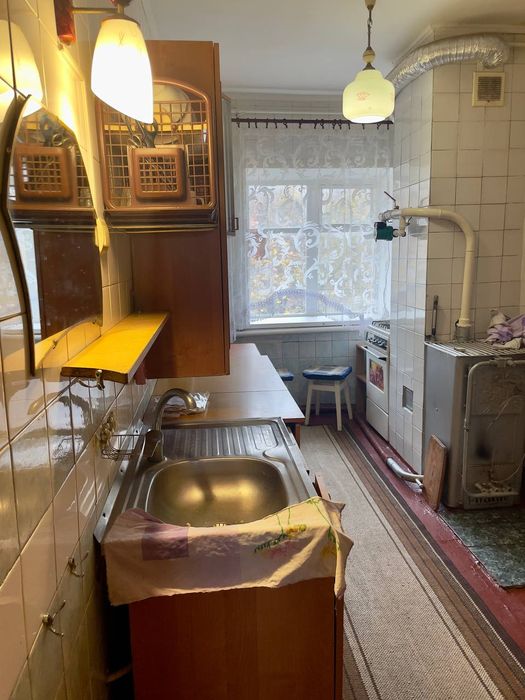 3-Кімнатна квартира в місті Буринь , біля автовокзалу , з гаражем !