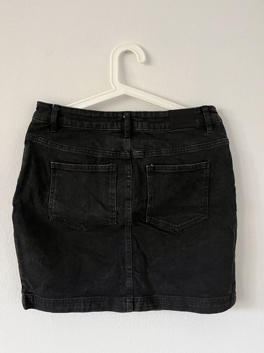 Czarna jeansowa spódniczka mini