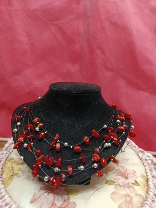 Продам кольє  з 6нітей,корали