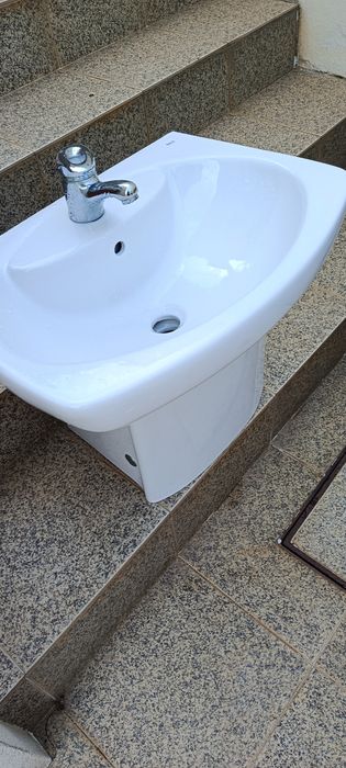 Lavatório  com coluna suspensa